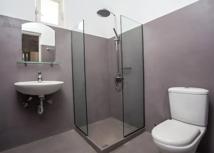 Azure Haven Hotell 2*