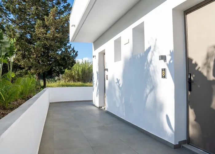 Azure Haven Hotell 2*