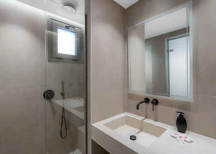 Azure Haven Hotell 2*